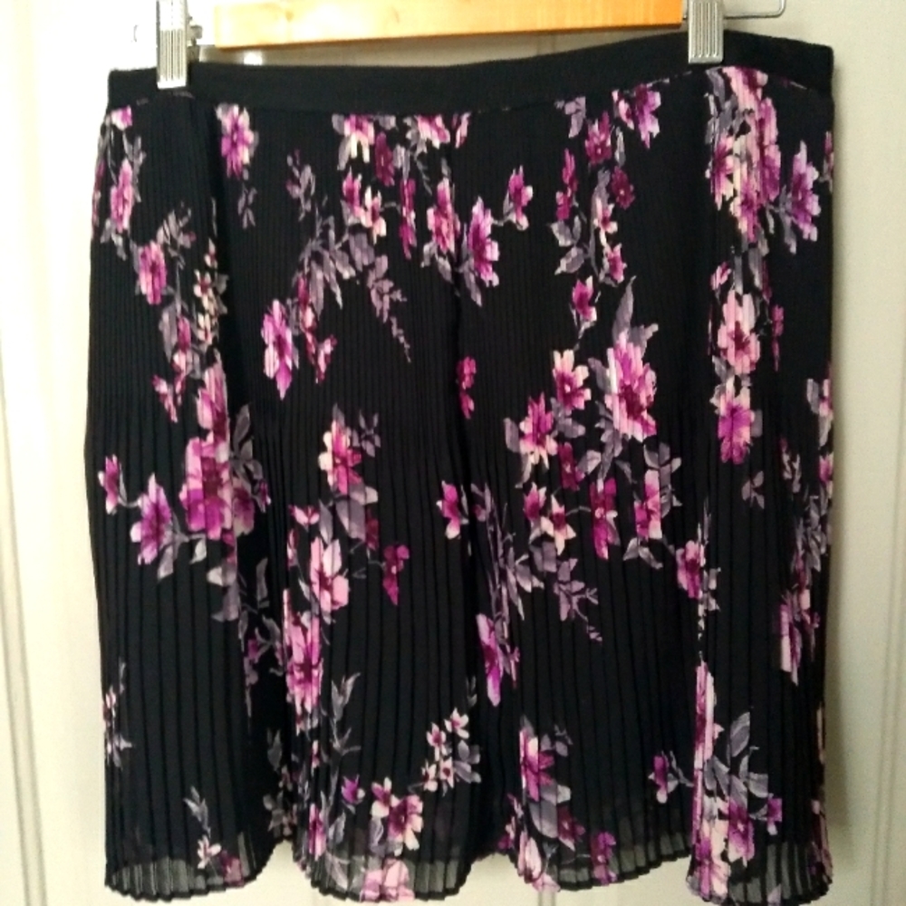 Forever 21 floral mini skirt
